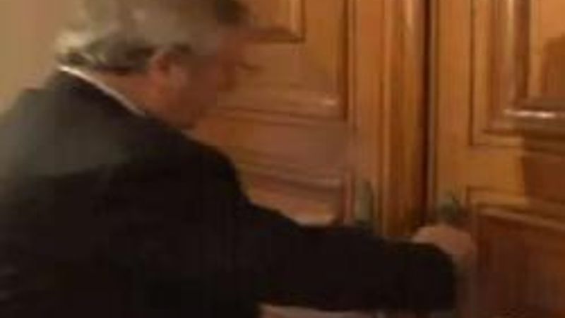 Yıldırım kapının azizliğine uğradı