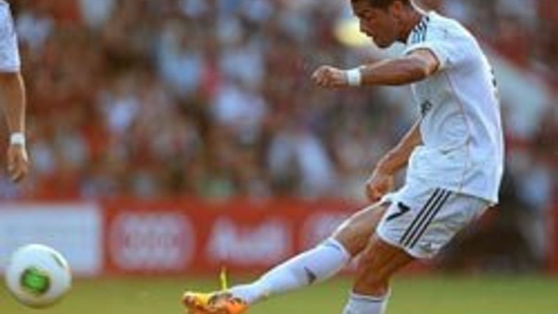 Cristiano Ronaldo'dan kol kıran frikik - Video
