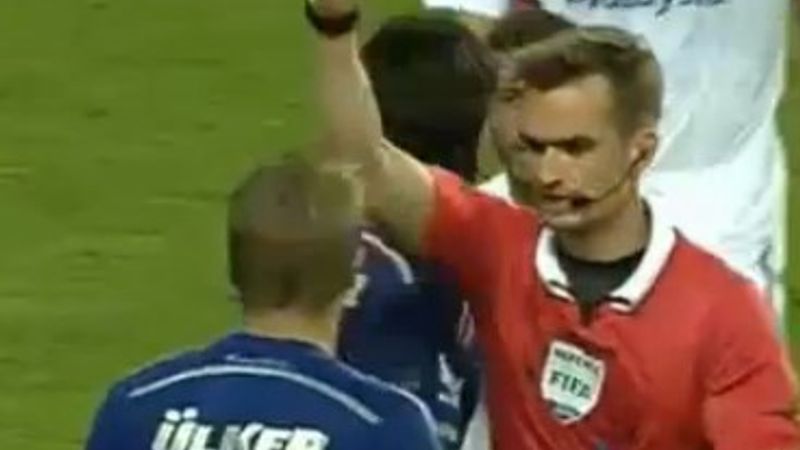 Rakibine tekme atan Caner kırmızı kart gördü - İZLE