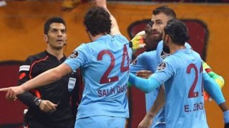 Salih Dursun'un hakemden kırmızı kartı çekip aldığı o an