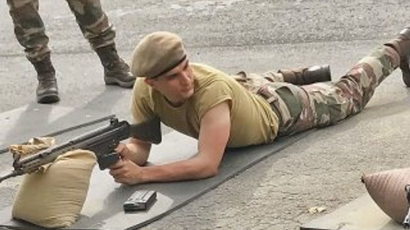 Necip Uysal'ın atış pozu