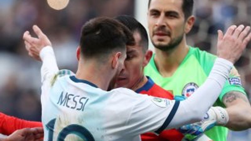 Arjantin-Şili maçında olay çıktı: Messi ve Medel atıldı