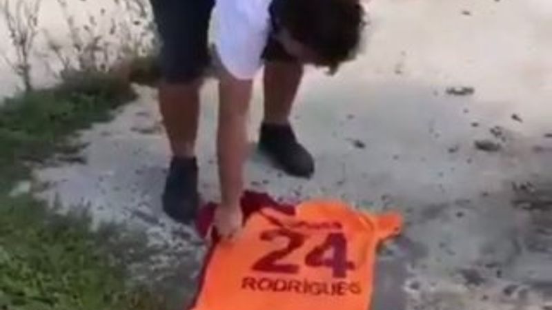 G.Saraylı taraftarlar Rodrigues'in formasını yaktı