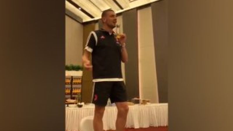 Merih Demiral takım arkadaşlarına şarkı söyledi