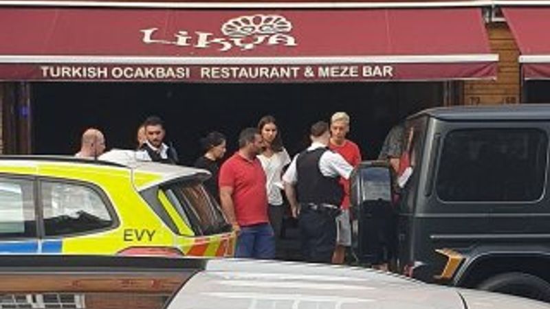 Mesut Özil'e bıçaklı saldırı