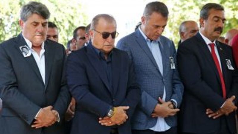 Serdal Adalı annesini toprağa verdi