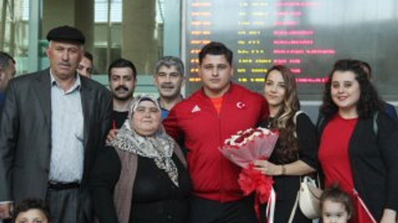 Rıza Kayaalp'e coşkulu karşılama