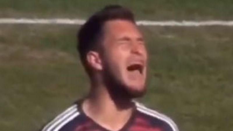 Onur Tekin, İstiklal Marşı'nı büyük bir coşkuyla söyledi