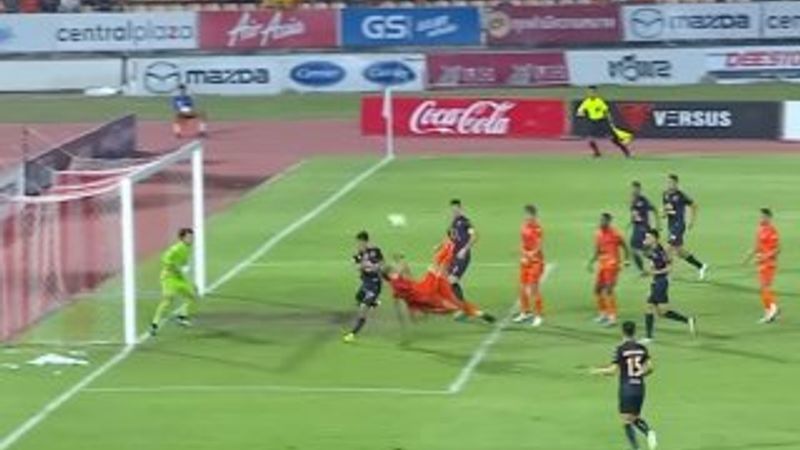 Aynı anda röveşatayla gol atan futbolcular