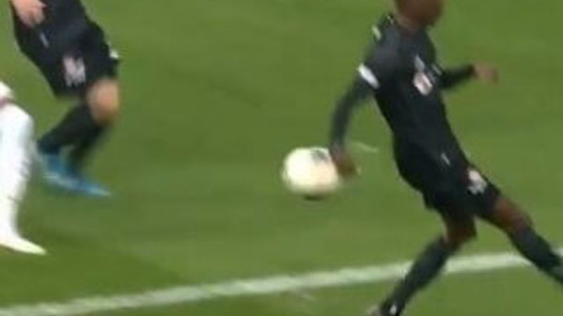 Kurallara göre Atiba'nın pozisyonu penaltı