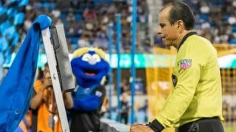 Telefonunu şarj etmek için VAR'ın fişini çeken görevli