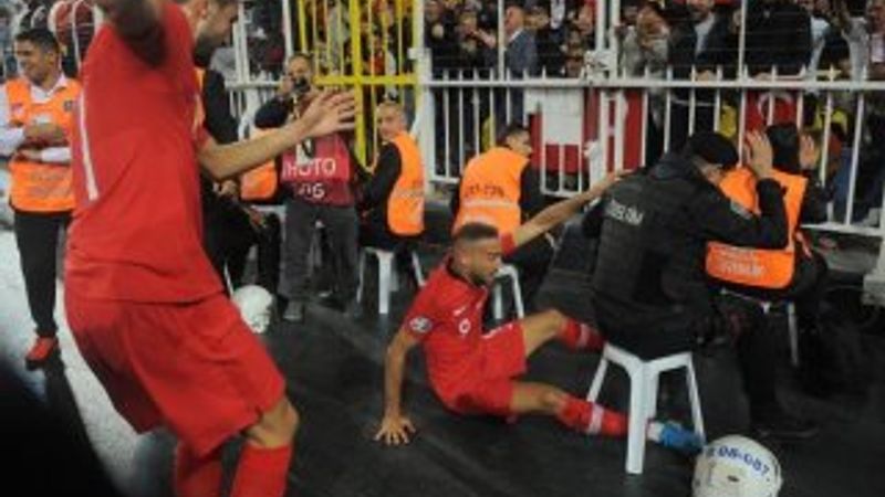 Cenk Tosun az kalsın sakatlanıyordu