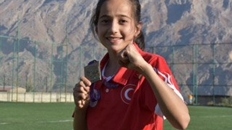 Hakkari'nin altın çocuğu Gizem Muaythai Dünya şampiyonu