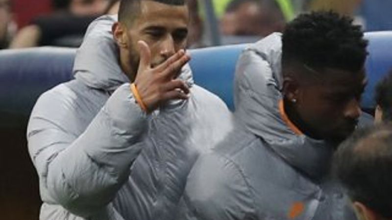 Belhanda tribünlere silah hareketi yaptı