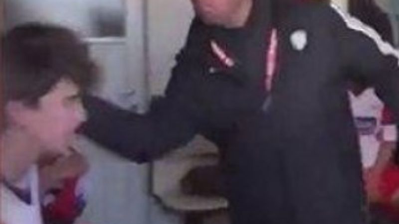 Soyunma odasında oyuncularını döven hoca