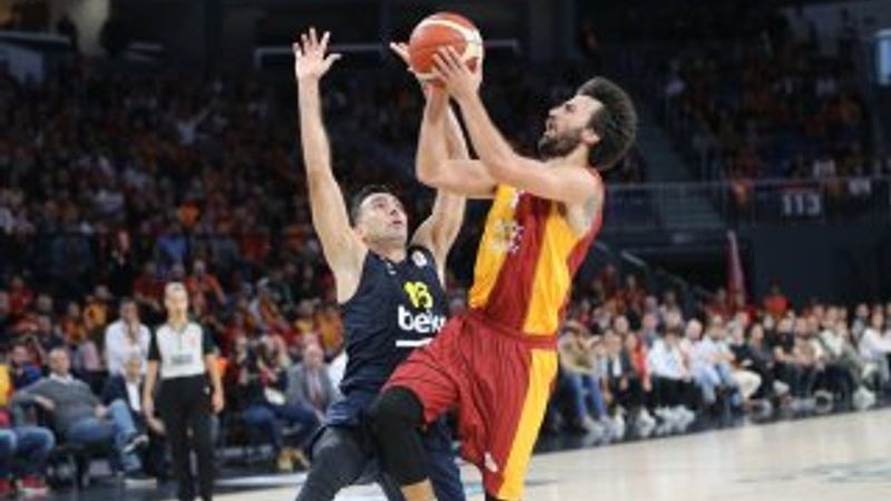 Galatasaray Fenerbahçe'ye 19 sayı fark attı