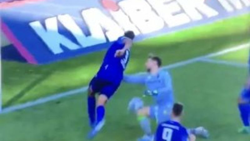 Rakibine yumruk atan kaleci kırmızı kart gördü