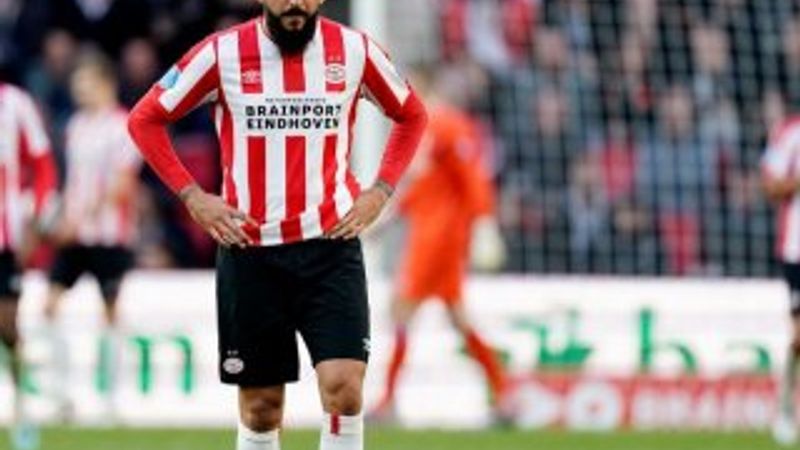 Kostas Mitroglou rakibinin dişlerini kırdı