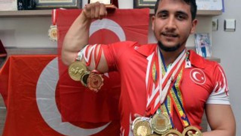 Fatih Kamuz bilek güreşinde dünya şampiyonu oldu