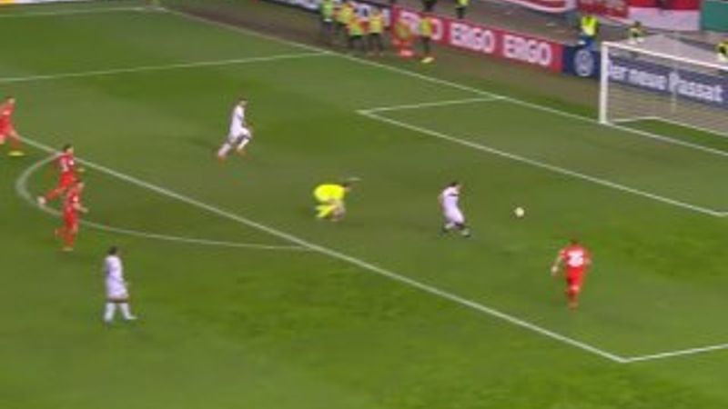 Kalecinin arkasına saklanan Frey golünü attı