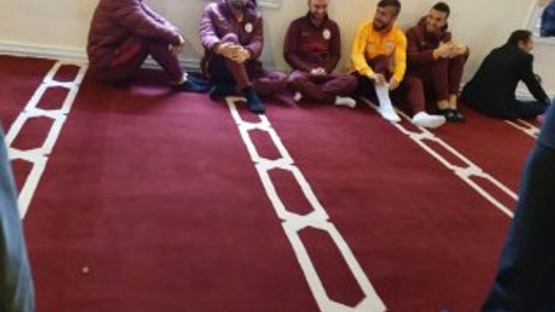 Galatasaraylı futbolcular cuma namazında