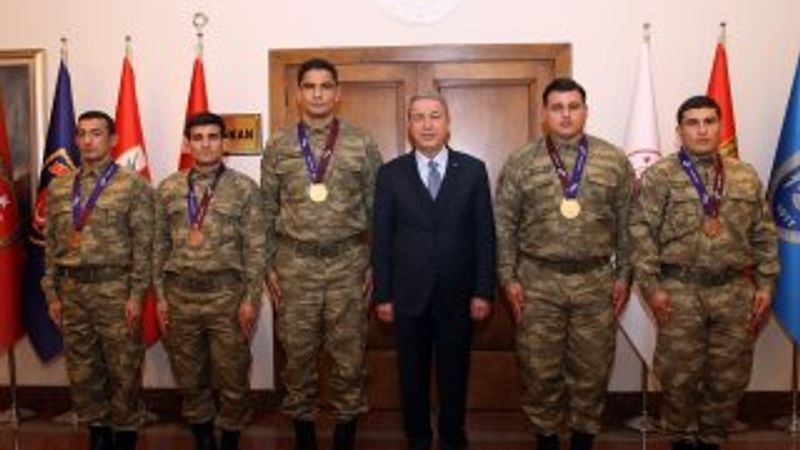 Hulusi Akar, madalya kazanan güreşçileri kabul etti