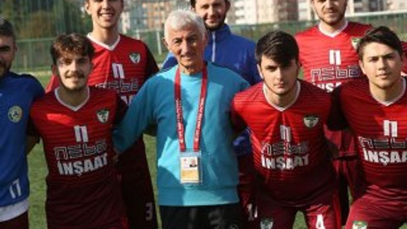 81 yaşındaki antrenör, ilk günkü heyecanıyla sahalarda