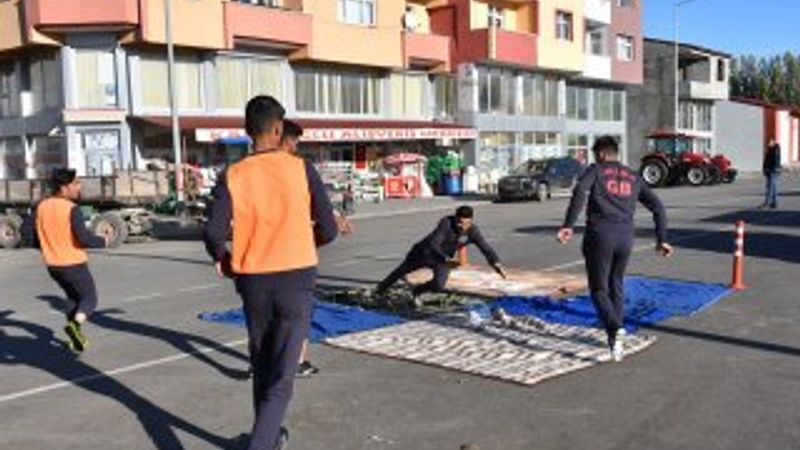 Asfalta kilim serip futbol antrenmanı yapıyorlar