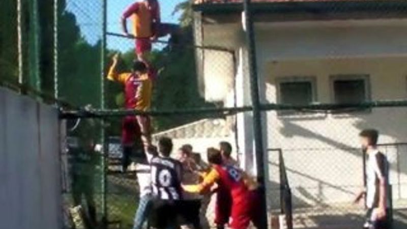 Futbolcular taraftarlarla kavga etti