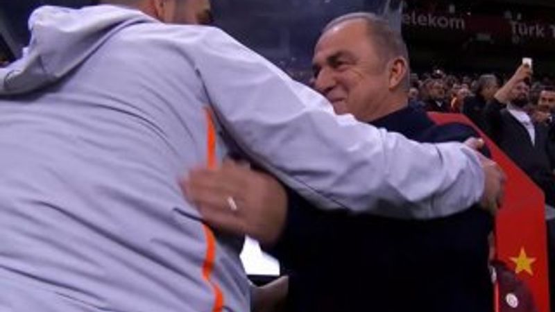 Arda Turan, Fatih Terim'in elini öptü