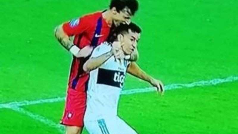 Nestor Camacho rakibinin kafasını ısırdı