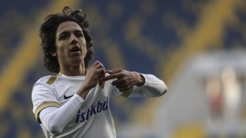 Bülent Uygun, pazubandı 15'lik Emre'ye veriyor