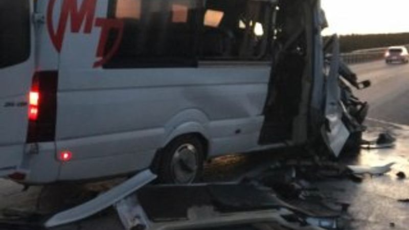 Bursasporlu tarafları taşıyan minibüs kaza yaptı