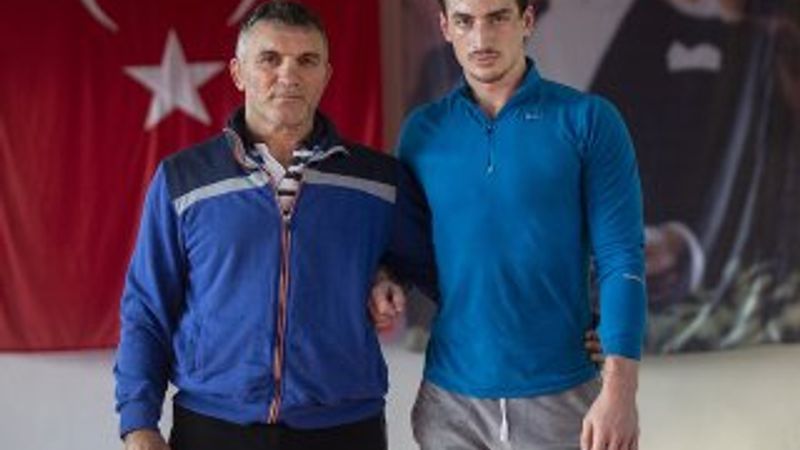 Eski başpehlivan, yerine oğlunu yetiştiriyor