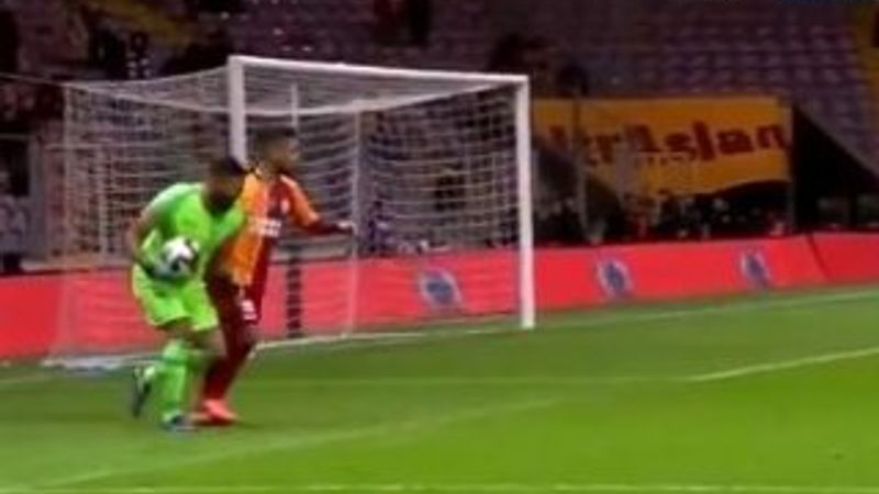 Adem Büyük kalecinin ayağına bastı