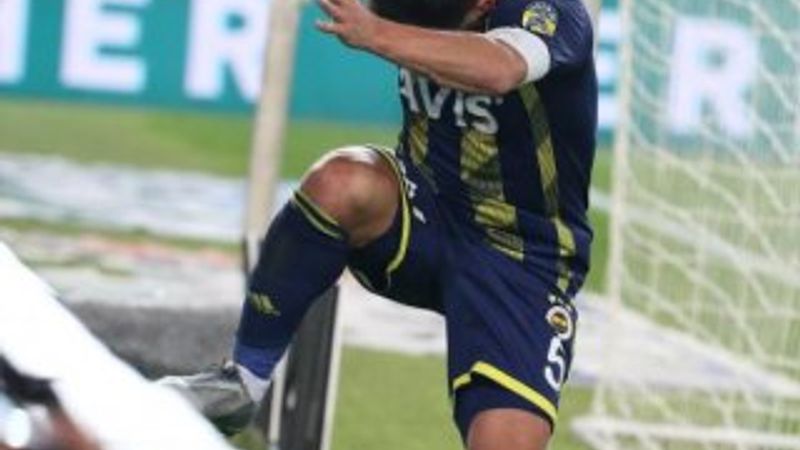 Emre Belözoğlu reklam panolarını tekmeledi