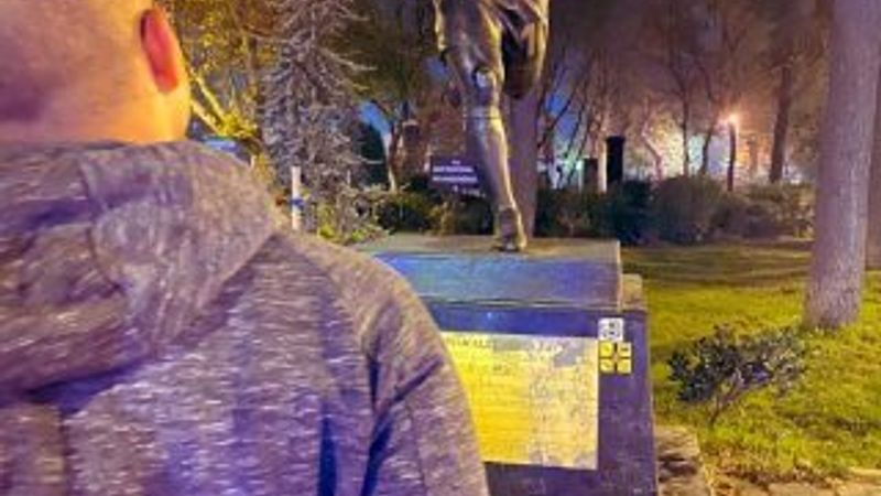 Alex de Souza, Kadıköy'deki heykeliyle poz verdi