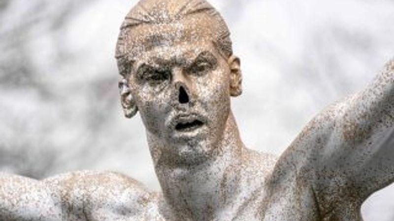 Zlatan Ibrahimovic'in heykelinin burnunu kırdılar