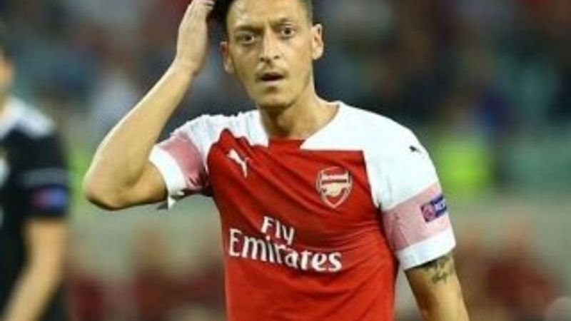 Çinli spiker Mesut'un adını anmadı