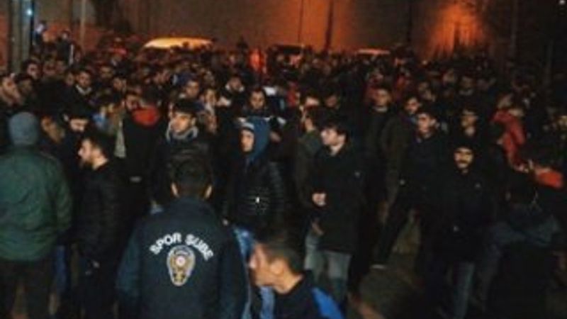 Trabzonsporlu taraftarlar Ünal Karaman için tesislerde