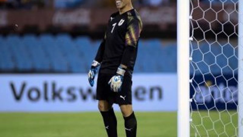 Suarez, Forlan'ın jübilesinde kaleci oldu