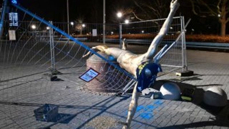 Ibrahimovic'in heykeli yıkıldı