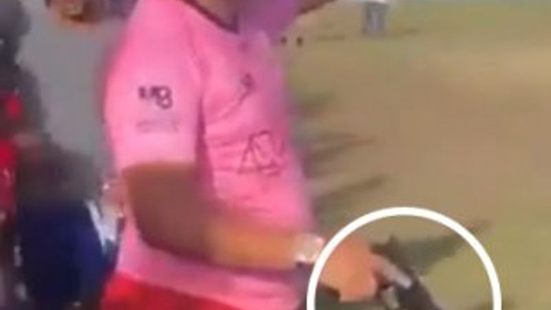 Silahla maç yöneten hakem