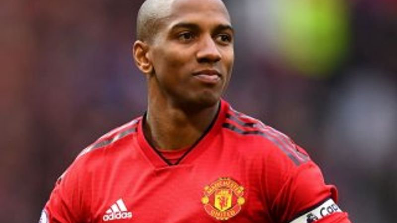 Inter, Ashley Young'ı ManU'dan kiraladı