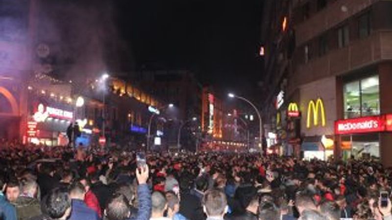Trabzonspor taraftarları, Fenerbahçe galibiyetini kutladı