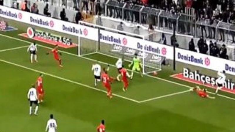 Boateng ilk maçında topukla gol attı