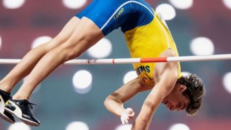 Sırıkla atlamada dünya rekoru kırıldı