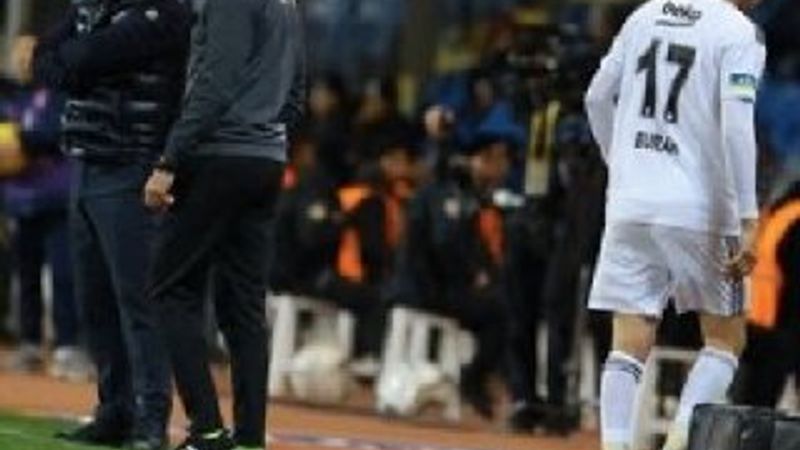 Burak soyunma odasına gitti