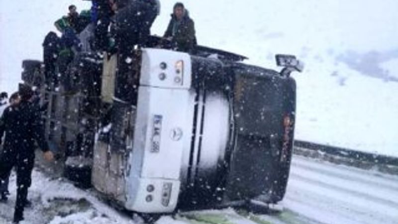 Taraftarları taşıyan otobüs kaza yaptı
