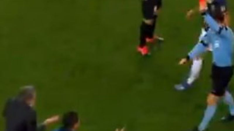 Derbide kartlar havada uçuştu